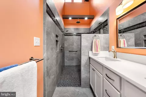 Bath - 436 E Macada Rd, Bethlehem, PA 18017 photo 2 of 5