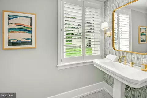 Bath - 1803 Apple Tree Ln E, Bethlehem, PA 18015 photo 1 of 4
