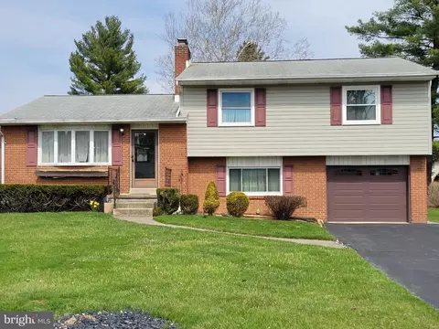 3552 Lord Byron Dr, Bethlehem, PA 18017