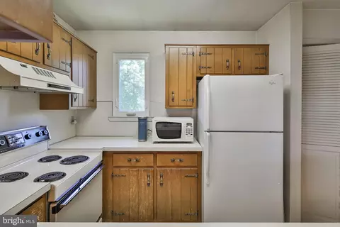 Kitchen - 102 Drift Ct #B, Bethlehem, PA 18020 photo 2 of 2