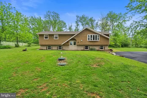 1040 Riverview Dr, Walnutport, PA 18088