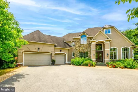 2690 Imperial Crest Ln, Hellertown, PA 18055