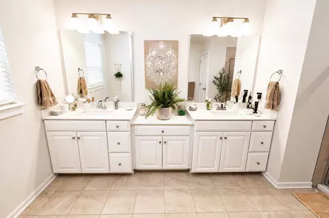 Bath - 3904 Trythall St, Bethlehem, PA 18020 photo 2 of 5