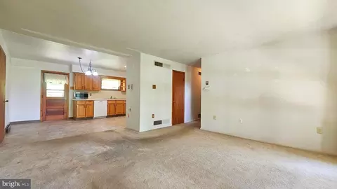 Living - 2529 Ringhoffer Rd, Hellertown, PA 18055 photo 2 of 3