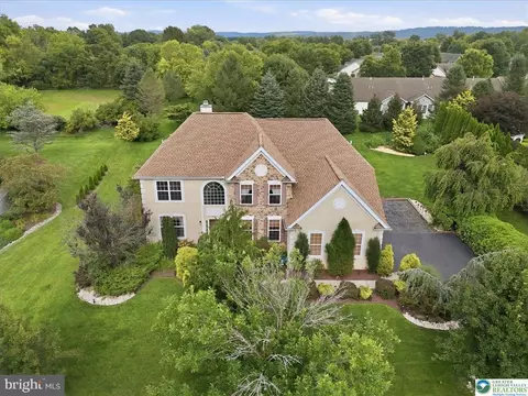 18 Creek Ct, Easton, PA 18040