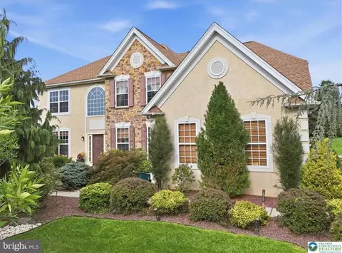 18 Creek Ct, Easton, PA 18040