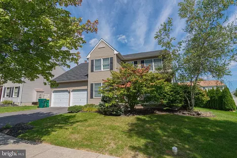 25 Grist Mill Ln, Easton, PA 18045