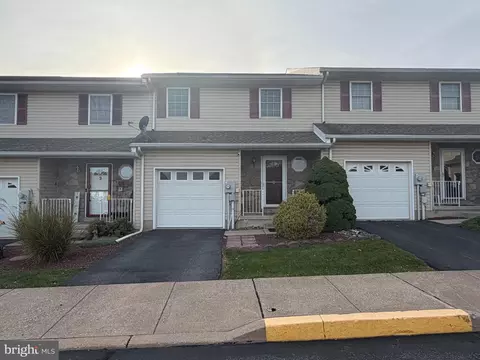 4 Monmouth Ct, Easton, PA 18040