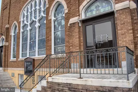33 N Market St, Mount Carmel, PA 17851
