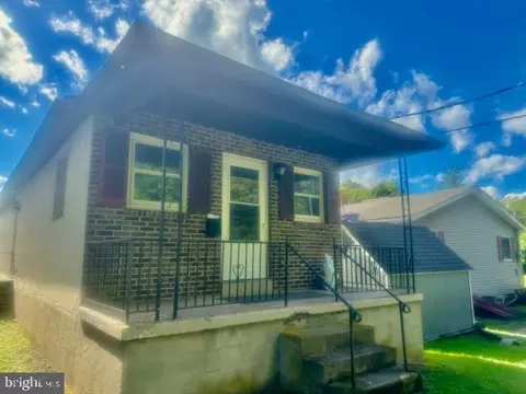 37 State Rd, Mount Carmel, PA 17851