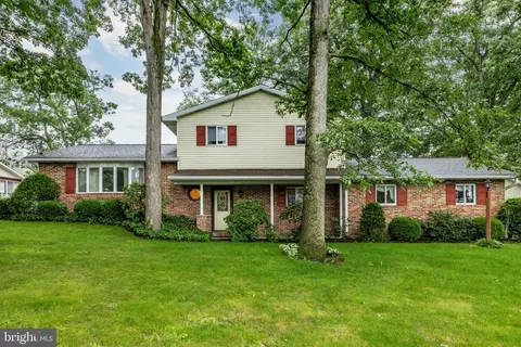 1056 Woodland Dr, Sunbury, PA 17801