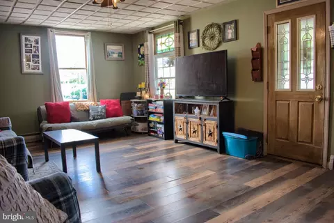 1530 Fern St W, Coal Township, PA 17866