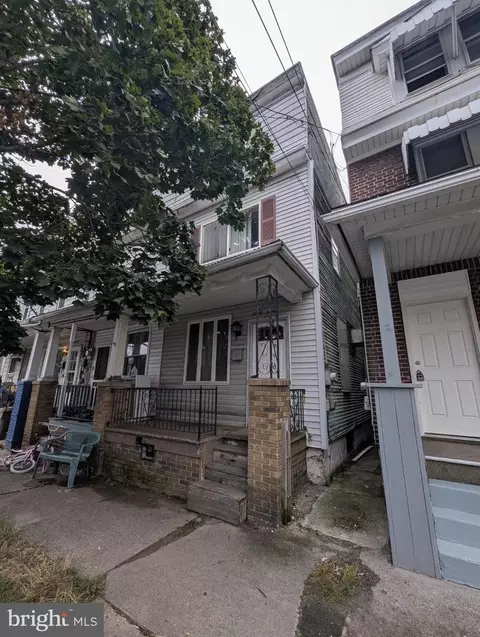 37 W 6th St, Mount Carmel, PA 17851
