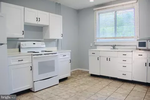 27 Sheridan St N, Coal Township, PA 17866