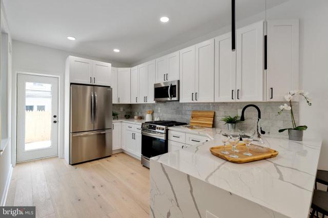 823 N Beechwood St, Philadelphia, PA 19130