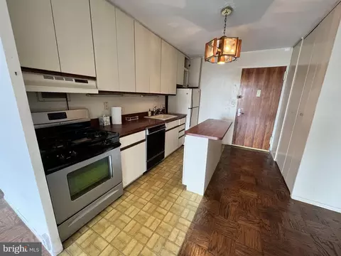 210 Locust St #24FW, Philadelphia, PA 19106