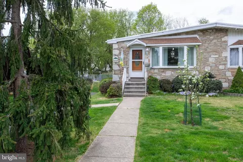 112 Village Ln, Philadelphia, PA 19154