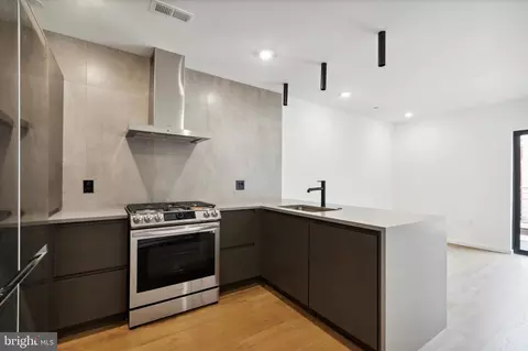 1431 Fitzwater St #2, Philadelphia, PA 19146