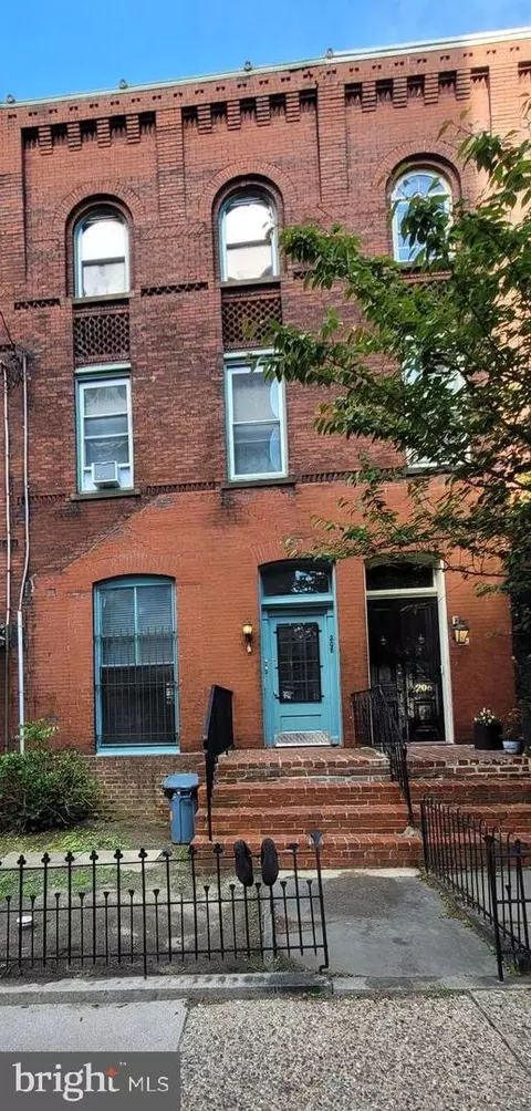 208 S 43rd St, Philadelphia, PA 19104