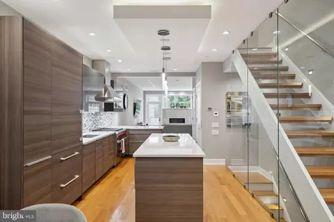 734 Bainbridge St, Philadelphia, PA 19147