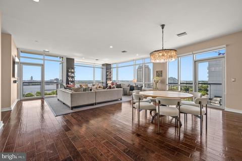 110 S Front St #900, Philadelphia, PA 19106