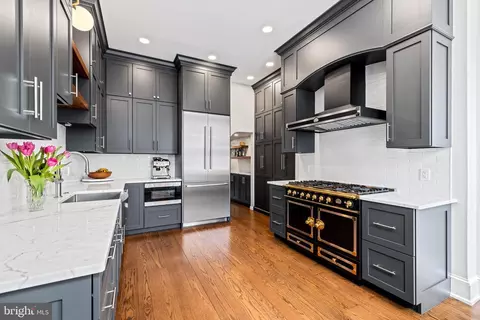 250 S 3rd St, Philadelphia, PA 19106
