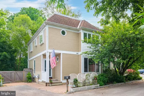 10 Station Ln, Philadelphia, PA 19118