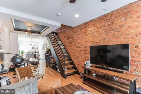 2033 E Arizona St, Philadelphia, PA 19125