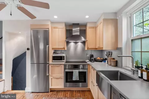 1134 Waverly St #R3, Philadelphia, PA 19147