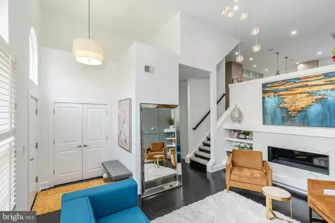 832 S Swanson St, Philadelphia, PA 19147