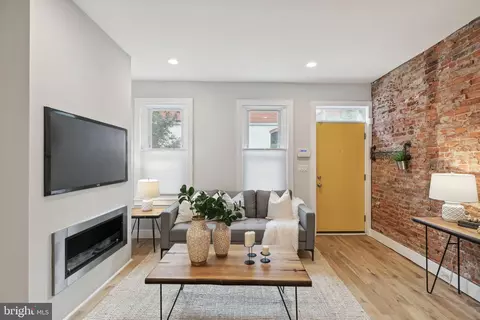 107 W Oxford St, Philadelphia, PA 19122