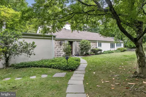 211 Lynnebrook Ln, Philadelphia, PA 19118