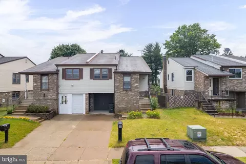 822 Barlow St, Philadelphia, PA 19116