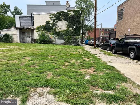 2512 Emerald St, Philadelphia, PA 19125