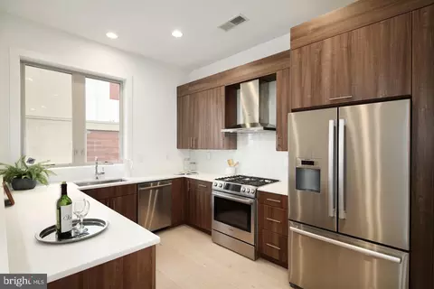 740 S Columbus Blvd #9, Philadelphia, PA 19147