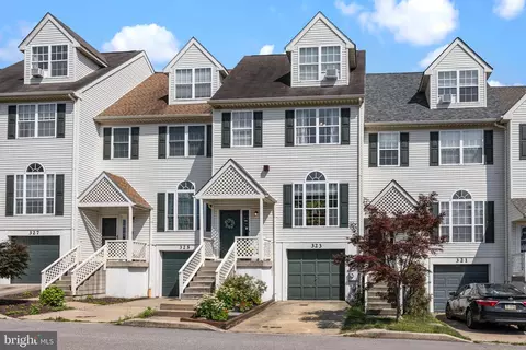 323 Sage Ln, Philadelphia, PA 19128