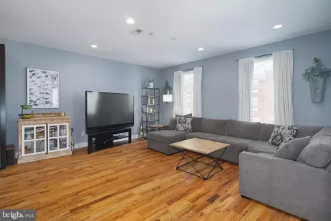 825 N 20th St #B, Philadelphia, PA 19130