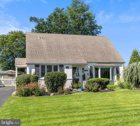 718 Dunmore Rd, Philadelphia, PA 19115