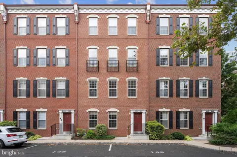 610 Admirals Way, Philadelphia, PA 19146