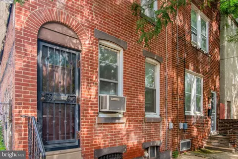 2004 Sepviva St, Philadelphia, PA 19125