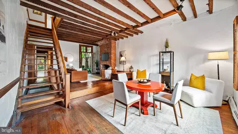 706 S Front St, Philadelphia, PA 19147