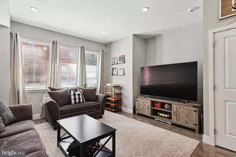 910 N 16th St #A, Philadelphia, PA 19130
