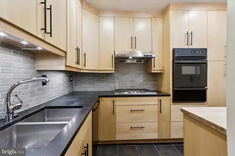 730 32 Bainbridge St, Philadelphia, PA 19147