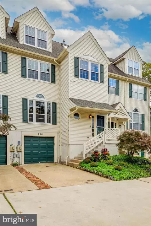 305 Ginger Ln, Philadelphia, PA 19128