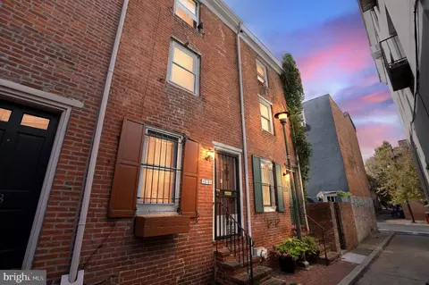 920 Waverly St, Philadelphia, PA 19147