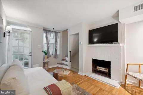 804 S 6th St #C, Philadelphia, PA 19147