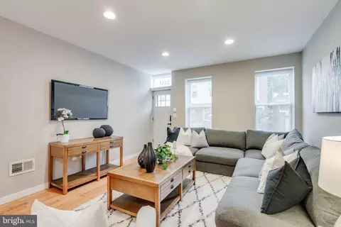 2141 Oakford St, Philadelphia, PA 19146