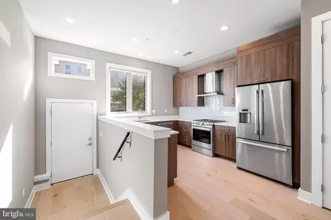 740 S Columbus Blvd #28, Philadelphia, PA 19147