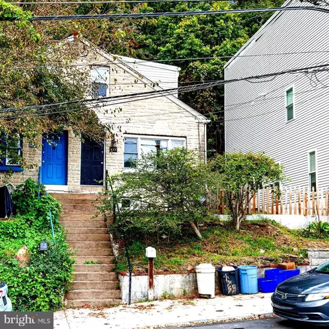 212 Fountain St, Philadelphia, PA 19128