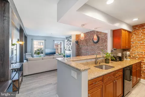 50 N Front St #402, Philadelphia, PA 19106